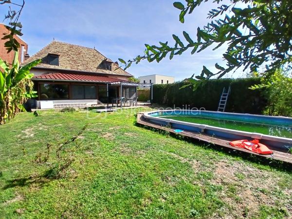 Une réelle qualité de vie, pour cette maison de village, nichée dans un cadre de vie au calme et verdoyant, édifiée sur une parcelle de 29 ares, à 10 minutes de Rioz et 20 d'école- valentin.
Imaginez vous....dans cette maison qui vous propose: une entrée, un belle cuisine spacieuse intégrée avec ilot central, un espace véranda très lumineux de 32m2 de 2007 avec plusieurs accès sur terrasse et jardin faisant office de coin repas et possible salon ou bureau éventuel à votre convenance, une salle d'eau équipée moderne de 2019 ( grande douche ) + buanderie+ wc, un salon avec un insert bois.
A l'étage, vous trouvez deux ou trois chambres avec le charme de l'ancien et ses poutres apparentes, un espace pouvant etre aménagé en  salle d'eau pour l'étage ou cabinet de toilette.
Votre maison est alimentée par  un chauffage central au bois + insert,  une piscine de 2010, et  la maison possède une ancienne écurie, et un autre batiment, pour habitation , le tout pour une surface d'environ 360m2, ou pour stockage, etc...., les honoraires sont à la charge du vendeur.
Pour information, les photos intérieur de la véranda, salon, chambres et terrasse jardin sont des exemples d'aménagement virtuel, pour avoir des idées de décoration.
Renseignements et rendez vous du lundi au samedi de 8h à 20 h