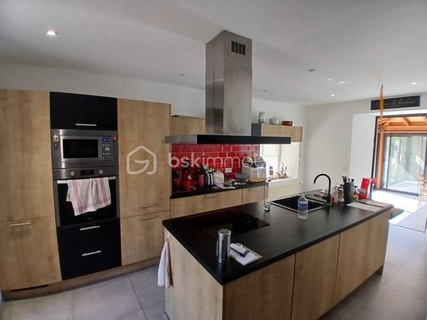 Une réelle qualité de vie, pour cette maison de village, nichée dans un cadre de vie au calme et verdoyant, édifiée sur une parcelle de 29 ares, à 10 minutes de Rioz et 20 d'école- valentin.
Imaginez vous....dans cette maison qui vous propose: une entrée, un belle cuisine spacieuse intégrée avec ilot central, un espace véranda très lumineux de 32m2 de 2007 avec plusieurs accès sur terrasse et jardin faisant office de coin repas et possible salon ou bureau éventuel à votre convenance, une salle d'eau équipée moderne de 2019 ( grande douche ) + buanderie+ wc, un salon avec un insert bois.
A l'étage, vous trouvez deux ou trois chambres avec le charme de l'ancien et ses poutres apparentes, un espace pouvant etre aménagé en  salle d'eau pour l'étage ou cabinet de toilette.
Votre maison est alimentée par  un chauffage central au bois + insert,  une piscine de 2010, et  la maison possède une ancienne écurie, et un autre batiment, pour habitation , le tout pour une surface d'environ 360m2, ou pour stockage, etc...., les honoraires sont à la charge du vendeur.
Pour information, les photos intérieur de la véranda, salon, chambres et terrasse jardin sont des exemples d'aménagement virtuel, pour avoir des idées de décoration.
Renseignements et rendez vous du lundi au samedi de 8h à 20 h