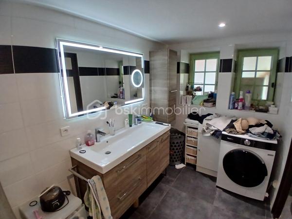 Une réelle qualité de vie, pour cette maison de village, nichée dans un cadre de vie au calme et verdoyant, édifiée sur une parcelle de 29 ares, à 10 minutes de Rioz et 20 d'école- valentin.
Imaginez vous....dans cette maison qui vous propose: une entrée, un belle cuisine spacieuse intégrée avec ilot central, un espace véranda très lumineux de 32m2 de 2007 avec plusieurs accès sur terrasse et jardin faisant office de coin repas et possible salon ou bureau éventuel à votre convenance, une salle d'eau équipée moderne de 2019 ( grande douche ) + buanderie+ wc, un salon avec un insert bois.
A l'étage, vous trouvez deux ou trois chambres avec le charme de l'ancien et ses poutres apparentes, un espace pouvant etre aménagé en  salle d'eau pour l'étage ou cabinet de toilette.
Votre maison est alimentée par  un chauffage central au bois + insert,  une piscine de 2010, et  la maison possède une ancienne écurie, et un autre batiment, pour habitation , le tout pour une surface d'environ 360m2, ou pour stockage, etc...., les honoraires sont à la charge du vendeur.
Pour information, les photos intérieur de la véranda, salon, chambres et terrasse jardin sont des exemples d'aménagement virtuel, pour avoir des idées de décoration.
Renseignements et rendez vous du lundi au samedi de 8h à 20 h