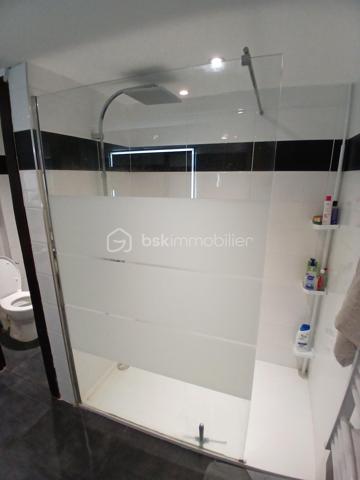 Une réelle qualité de vie, pour cette maison de village, nichée dans un cadre de vie au calme et verdoyant, édifiée sur une parcelle de 29 ares, à 10 minutes de Rioz et 20 d'école- valentin.
Imaginez vous....dans cette maison qui vous propose: une entrée, un belle cuisine spacieuse intégrée avec ilot central, un espace véranda très lumineux de 32m2 de 2007 avec plusieurs accès sur terrasse et jardin faisant office de coin repas et possible salon ou bureau éventuel à votre convenance, une salle d'eau équipée moderne de 2019 ( grande douche ) + buanderie+ wc, un salon avec un insert bois.
A l'étage, vous trouvez deux ou trois chambres avec le charme de l'ancien et ses poutres apparentes, un espace pouvant etre aménagé en  salle d'eau pour l'étage ou cabinet de toilette.
Votre maison est alimentée par  un chauffage central au bois + insert,  une piscine de 2010, et  la maison possède une ancienne écurie, et un autre batiment, pour habitation , le tout pour une surface d'environ 360m2, ou pour stockage, etc...., les honoraires sont à la charge du vendeur.
Pour information, les photos intérieur de la véranda, salon, chambres et terrasse jardin sont des exemples d'aménagement virtuel, pour avoir des idées de décoration.
Renseignements et rendez vous du lundi au samedi de 8h à 20 h