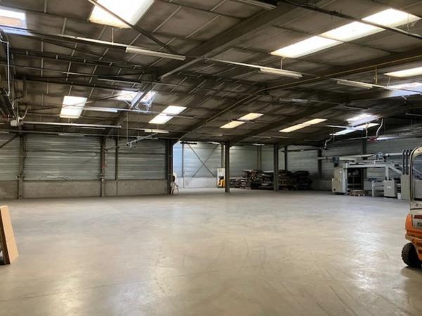 Local/bureau à vendre Péage à 5 minutes - Lyon à 15 mn (69) Bâtiment avec quai de déchargement - Accès autoroute proche