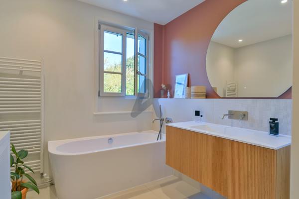 Limonest- Propriété de caractère avec vue panoramique- 5 chambres- Centre village à pied