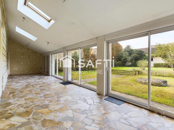 Maison de Maitre en pierre  « cœur de ville » avec cinq chambres, terrain intimiste et grand garage