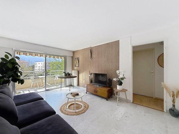 T3 AVEC TERRASSE ET PARKING A PIED DES PLAGES