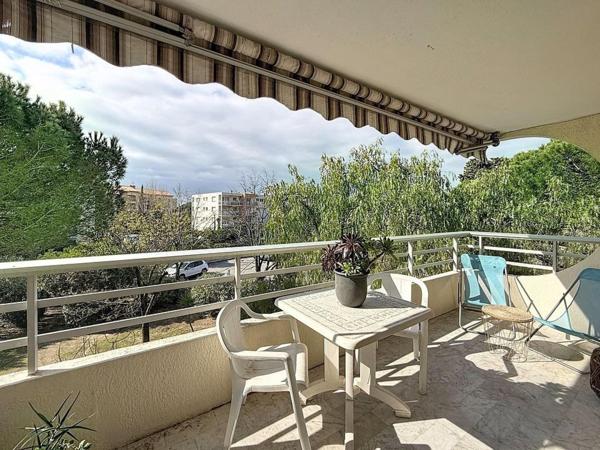 T3 AVEC TERRASSE ET PARKING A PIED DES PLAGES