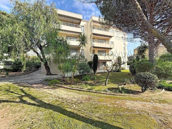 T3 AVEC TERRASSE ET PARKING A PIED DES PLAGES