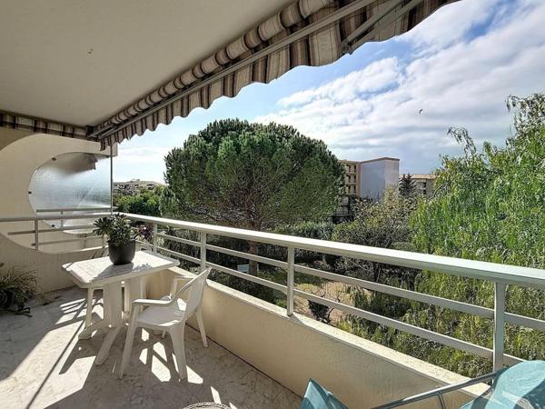 T3 AVEC TERRASSE ET PARKING A PIED DES PLAGES