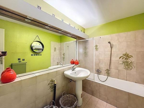 T3 AVEC TERRASSE ET PARKING A PIED DES PLAGES