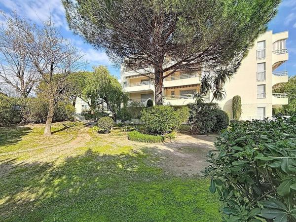 T3 AVEC TERRASSE ET PARKING A PIED DES PLAGES