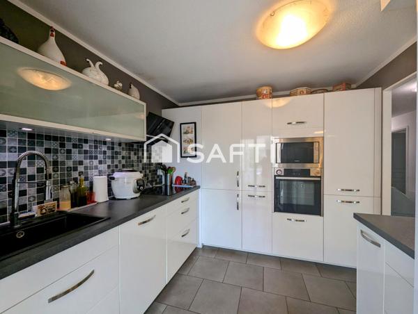 Nouveauté, bel appartement rénové situé au calme avec terrasse, jardin, cave, deux parking