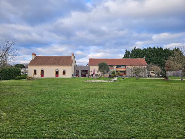EXCLUSIVITE- Propriété de charme entièrement rénovée à FOUGERE (49)