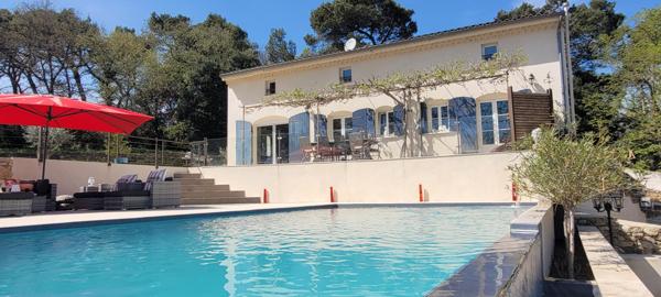 Magnifique bastide de caractère de 245 m² alliant charme traditionnel et modernité.