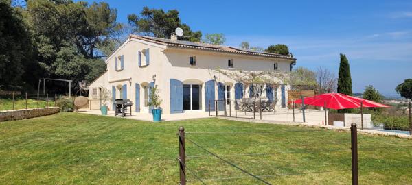 Magnifique bastide de caractère de 245 m² alliant charme traditionnel et modernité.