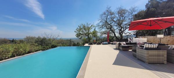 Magnifique bastide de caractère de 245 m² alliant charme traditionnel et modernité.