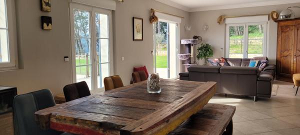 Magnifique bastide de caractère de 245 m² alliant charme traditionnel et modernité.