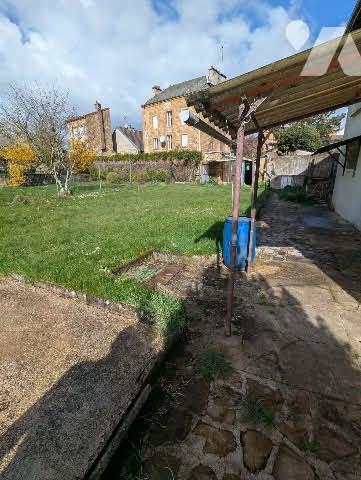 Pavillon individuel d'une surface de 106m² élevé sur sous-sol complet avec terrain et garage.