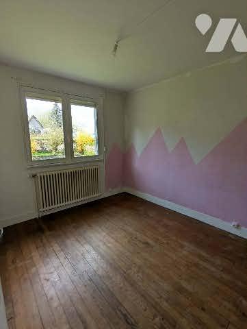 Pavillon individuel d'une surface de 106m² élevé sur sous-sol complet avec terrain et garage.
