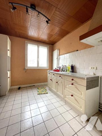 A VENDRE - REZE - Le Chateau - Au RDC surelevé - Appartement T4 d'env 72.63m² ave cave.