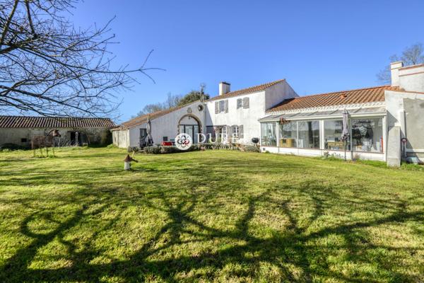 Ensemble immobilier d’exception au cœur du marais – Maison + 3 gîtes