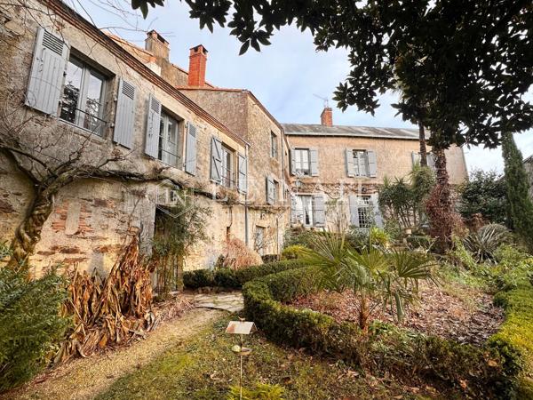 Charmante propriété en bordure de rivière dans le centre historique de Montaigu