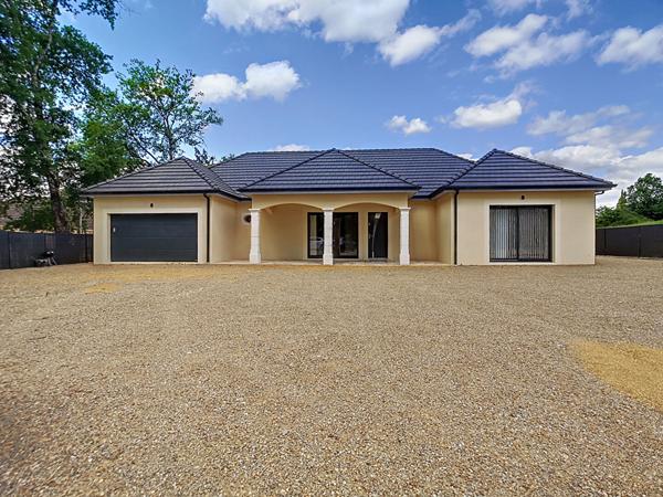 Maison de plain pied récente à vendre à Ussac - 3 chambres - 1 bureau - 2 salles de bains - garage - Terrain clos