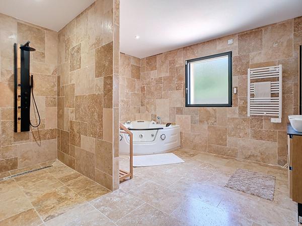 Maison de plain pied récente à vendre à Ussac - 3 chambres - 1 bureau - 2 salles de bains - garage - Terrain clos