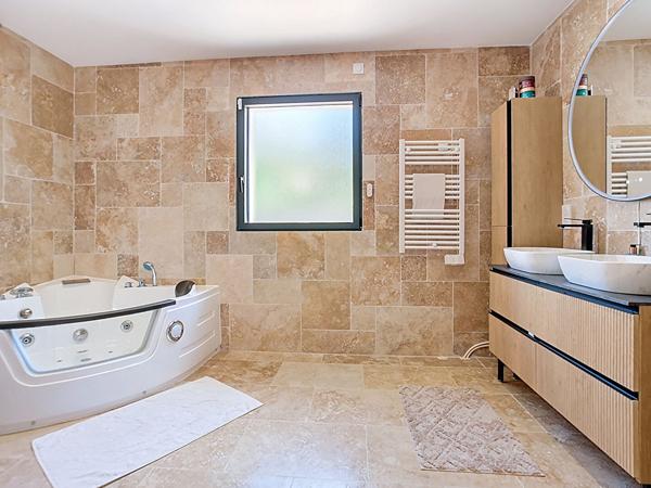 Maison de plain pied récente à vendre à Ussac - 3 chambres - 1 bureau - 2 salles de bains - garage - Terrain clos