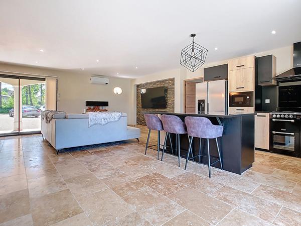 Maison de plain pied récente à vendre à Ussac - 3 chambres - 1 bureau - 2 salles de bains - garage - Terrain clos