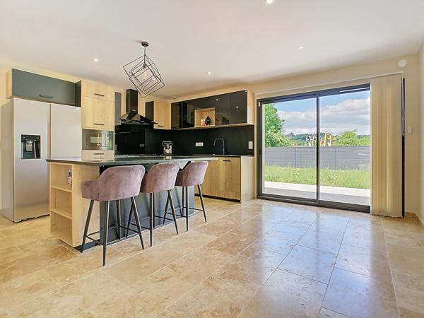 Maison de plain pied récente à vendre à Ussac - 3 chambres - 1 bureau - 2 salles de bains - garage - Terrain clos