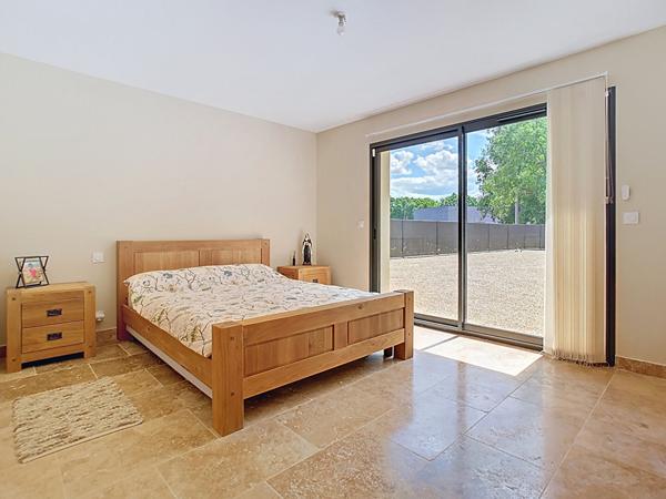 Maison de plain pied récente à vendre à Ussac - 3 chambres - 1 bureau - 2 salles de bains - garage - Terrain clos