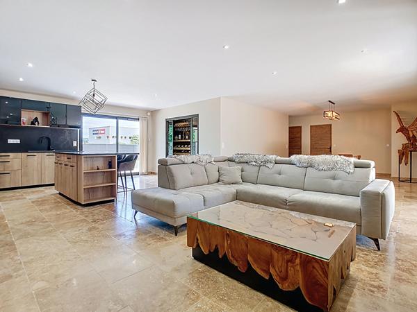 Maison de plain pied récente à vendre à Ussac - 3 chambres - 1 bureau - 2 salles de bains - garage - Terrain clos