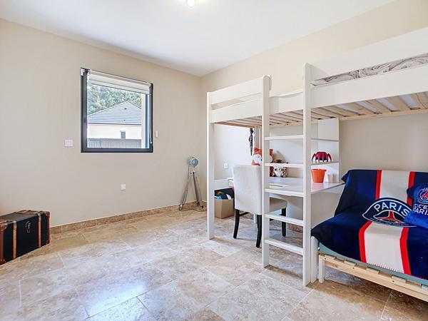 Maison de plain pied récente à vendre à Ussac - 3 chambres - 1 bureau - 2 salles de bains - garage - Terrain clos