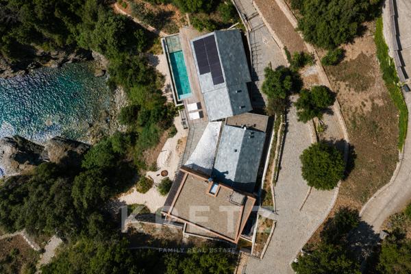 ERBALUNGA | PROPRIÉTÉ D’EXCEPTION LES PIEDS DANS L’EAU | 430 m² | CRIQUE PRIVÉE