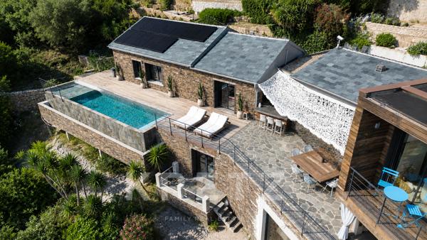 ERBALUNGA | PROPRIÉTÉ D’EXCEPTION LES PIEDS DANS L’EAU | 430 m² | CRIQUE PRIVÉE