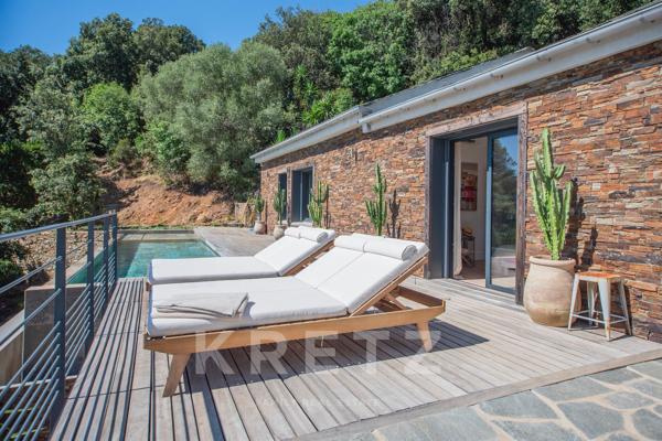 ERBALUNGA | PROPRIÉTÉ D’EXCEPTION LES PIEDS DANS L’EAU | 430 m² | CRIQUE PRIVÉE