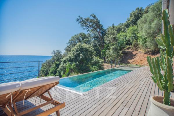 ERBALUNGA | PROPRIÉTÉ D’EXCEPTION LES PIEDS DANS L’EAU | 430 m² | CRIQUE PRIVÉE