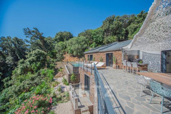 ERBALUNGA | PROPRIÉTÉ D’EXCEPTION LES PIEDS DANS L’EAU | 430 m² | CRIQUE PRIVÉE