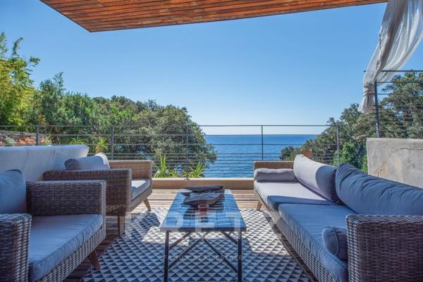 ERBALUNGA | PROPRIÉTÉ D’EXCEPTION LES PIEDS DANS L’EAU | 430 m² | CRIQUE PRIVÉE