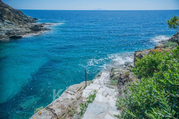 ERBALUNGA | PROPRIÉTÉ D’EXCEPTION LES PIEDS DANS L’EAU | 430 m² | CRIQUE PRIVÉE