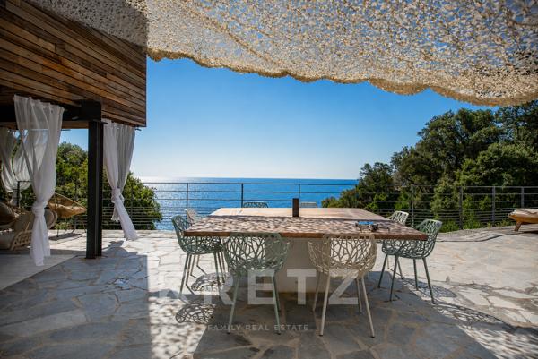ERBALUNGA | PROPRIÉTÉ D’EXCEPTION LES PIEDS DANS L’EAU | 430 m² | CRIQUE PRIVÉE