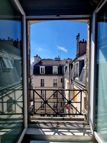 STUDIO DERNIER ETAGE CALME CLAIR