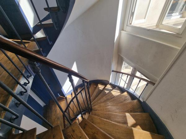 STUDIO DERNIER ETAGE CALME CLAIR