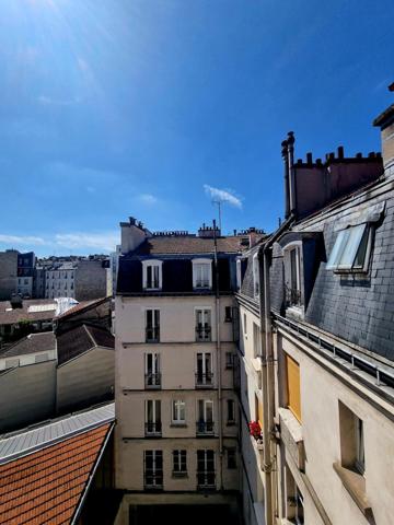 STUDIO DERNIER ETAGE CALME CLAIR