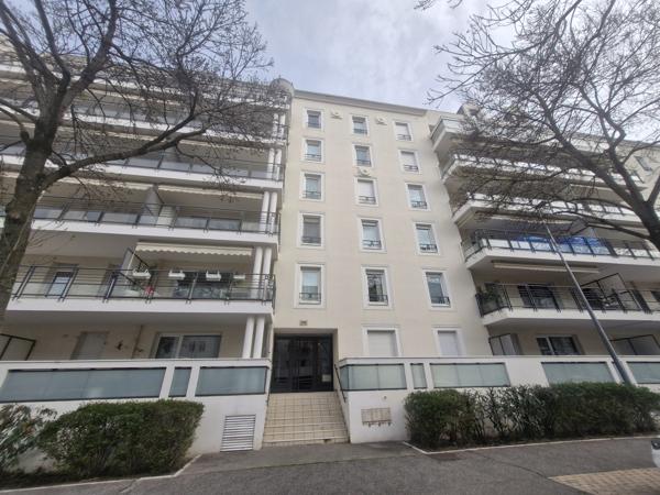 BRON CENTRE APPARTEMENT TYPE 2 avec terrasse