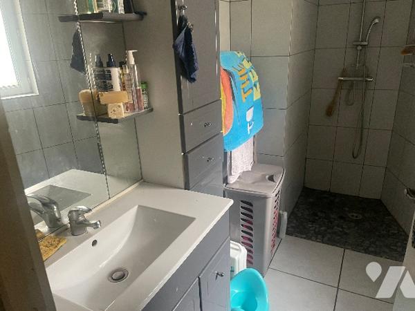 Immeuble composé de 3 appartements, dont 1 loué et les 2 autres à finir de rénover.