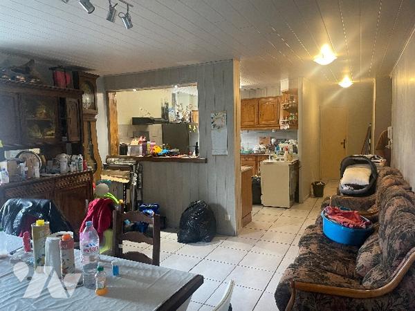 Immeuble composé de 3 appartements, dont 1 loué et les 2 autres à finir de rénover.