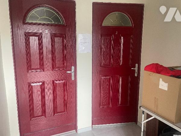 Immeuble composé de 3 appartements, dont 1 loué et les 2 autres à finir de rénover.