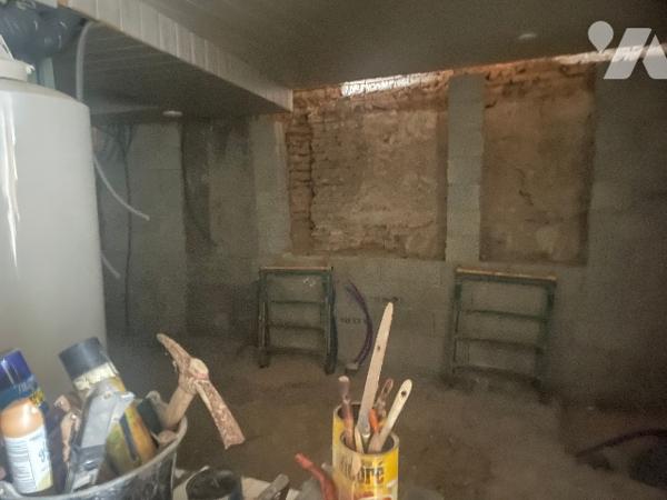Immeuble composé de 3 appartements, dont 1 loué et les 2 autres à finir de rénover.