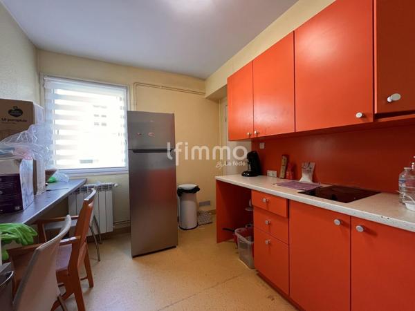 Investir ou vivre au centre. 3 chambres, parking immédiat.