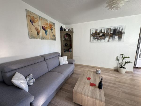 Studio lumineux en résidence fermée avec piscine à Vallauris.